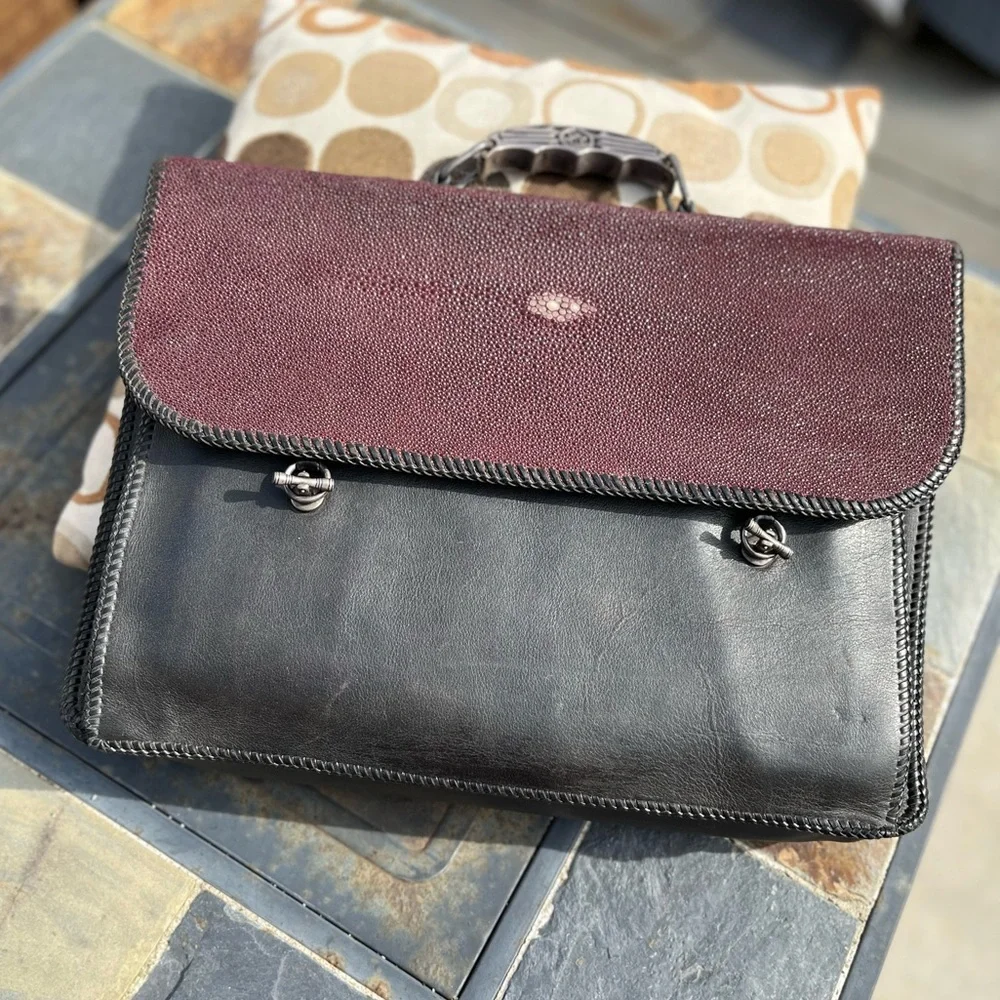 Real stingray one of a kind briefcase with gun holster & matching Flask 🔫